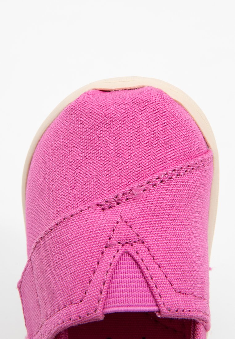 TOMS CLASSIC