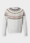Hellgrauer Pullover mit langen Ärmeln, der eine gemusterte Passe in Creme-, Braun- und Schwarztönen aufweist. Gerippte Bündchen und Saum sorgen für Textur.