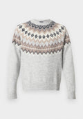 Hellgrauer Pullover mit langen Ärmeln, der eine gemusterte Passe in Creme-, Braun- und Schwarztönen aufweist. Gerippte Bündchen und Saum sorgen für Textur.