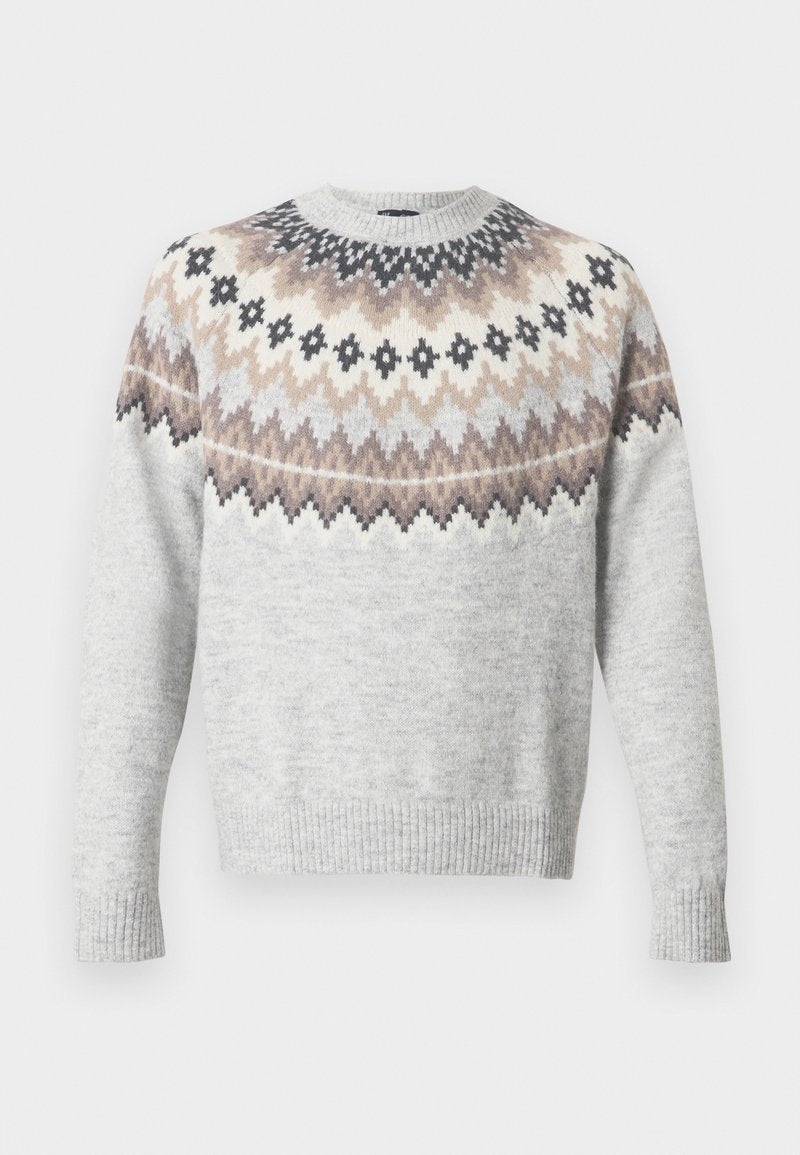 Hellgrauer Pullover mit langen Ärmeln, der eine gemusterte Passe in Creme-, Braun- und Schwarztönen aufweist. Gerippte Bündchen und Saum sorgen für Textur.
