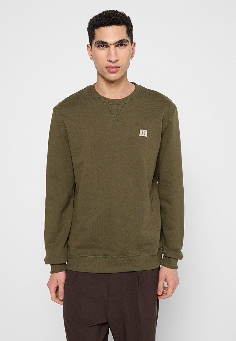 Olivgrüner Sweatshirt aus Baumwollmischung, mit gerippter Textur, langen Ärmeln, Rundhalsausschnitt und kleinem gesticktem Logo auf der Brust.