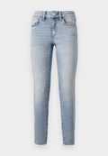 Hellblaue Jeans aus Denim mit schmaler Passform, einem Fünf-Taschen-Design, vorderem Knopfverschluss und subtilen Ausbleichungen entlang der Beine.