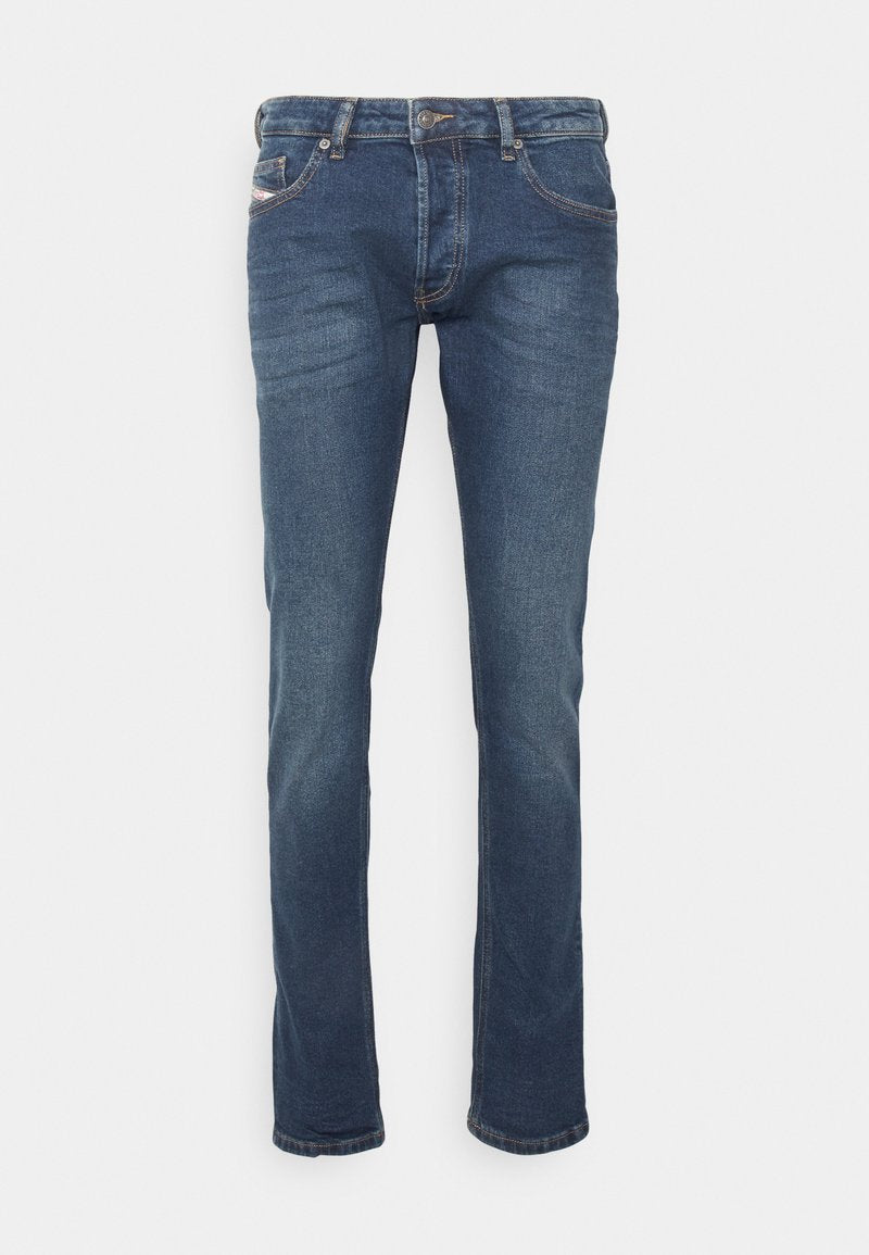 Dunkelblaue Jeans aus Denim mit geradem Schnitt, fünf Taschen und minimalen Nähdetails. Verfügt über einen vorderen Knopf- und Reißverschluss.