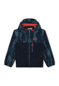 Kapuzenshirt mit einem navy- und tealfarbenen abstrakten Muster, das orangefarbene Akzente setzt, einem Frontreißverschluss und zwei Seitentaschen. Leichter Stoff.