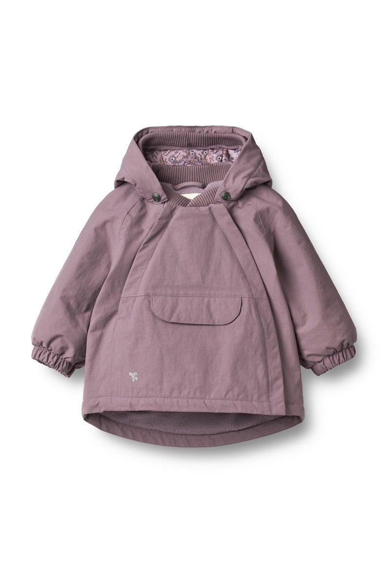 Helle lila Jacke mit Kapuze, Fronttasche, elastischen Bündchen und einem gemusterten Innenfutter. Hergestellt aus weichem, strukturiertem Material.