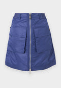 Marineblaue Nylon-Rock mit einem frontalen Reißverschluss. Verfügt über zwei große aufgenähte Taschen und eine strukturierte Silhouette. Glatte Textur.
