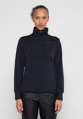 Schwarzer Fleece-Pullover mit Reißverschluss und hohem Kragen, mit einem strukturierten geometrischen Muster über der Brust. Weiches Material mit langen Ärmeln.