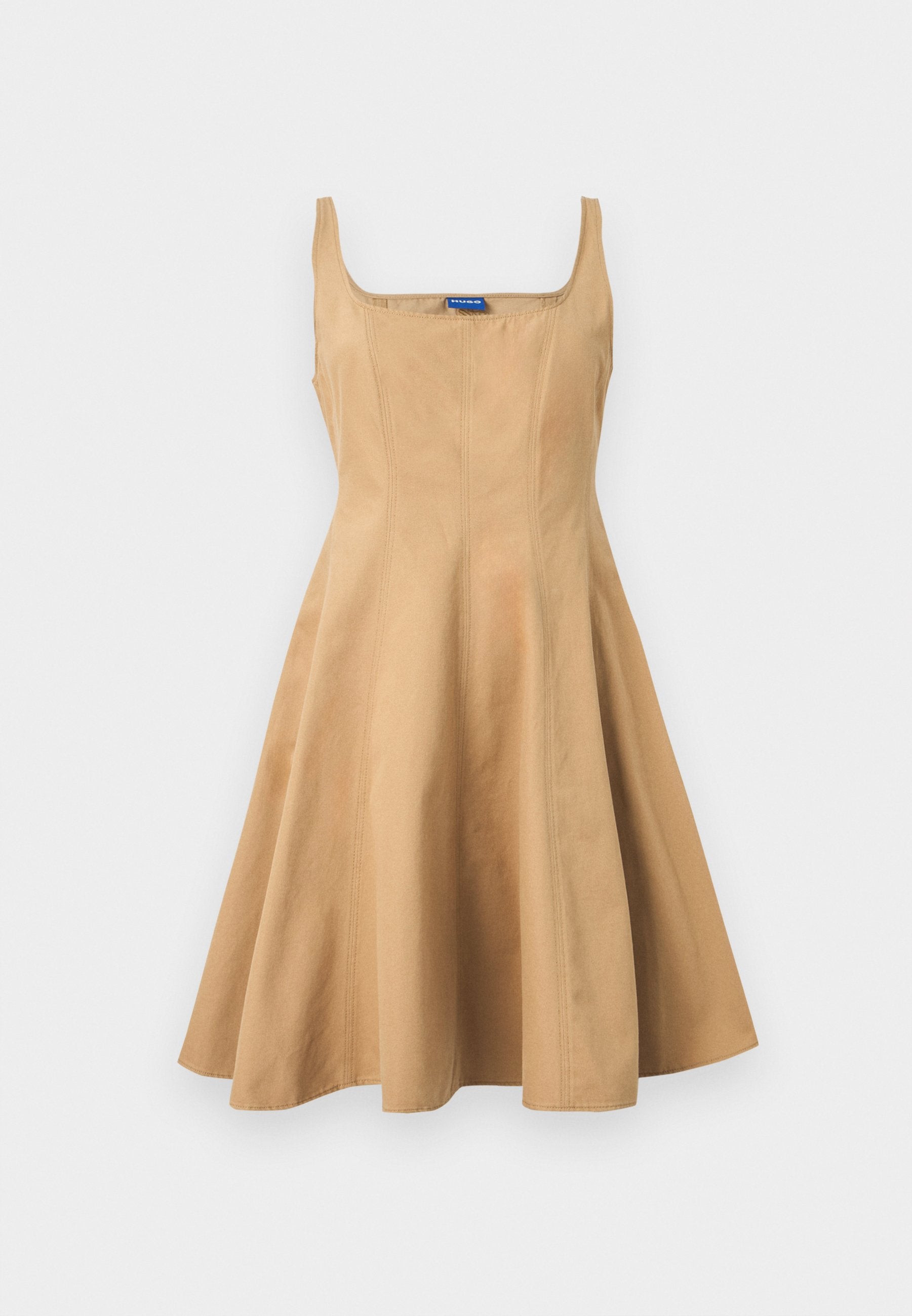 Ärmelloses, hellbraunes Kleid mit quadratischem Ausschnitt und tailliertem Oberteil, das zu einem ausgestellten A-Linien-Rock ausläuft, vor schlichtem hellem Hintergrund präsentiert.