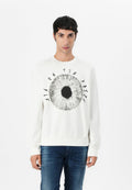 Weißes Sweatshirt mit einem großen schwarzen Augendesign in der Mitte, umgeben von Text. Das Design hat einen gerippten Halsausschnitt und Ärmelbündchen.