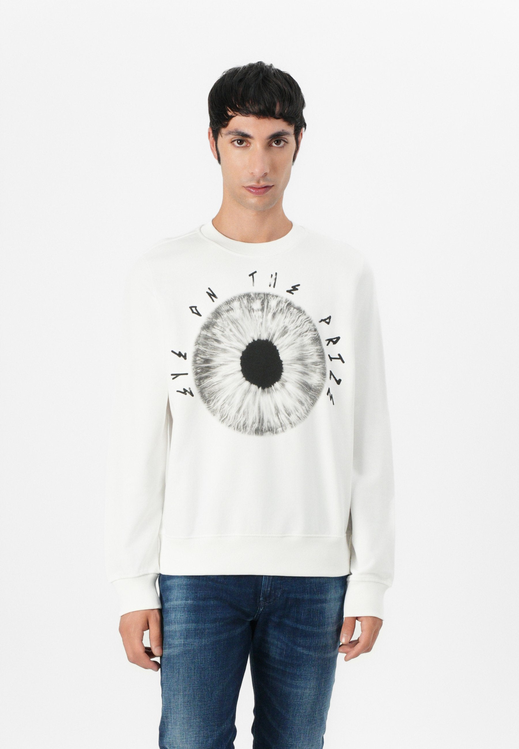 Weißes Sweatshirt mit einem großen schwarzen Augendesign in der Mitte, umgeben von Text. Das Design hat einen gerippten Halsausschnitt und Ärmelbündchen.