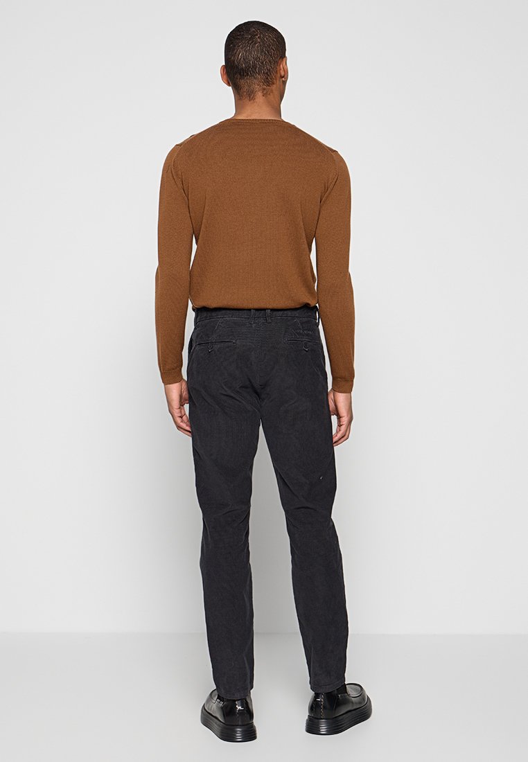 KARL LAGERFELD Chino Media 3