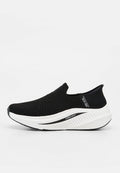 Schwarzer Skechers Arch Fit Sport-Schuh zum Hineinschlüpfen mit weißer dicker Sohle und gestricktem, atmungsaktivem Obermaterial.