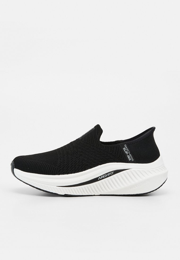 Schwarzer Skechers Arch Fit Sport-Schuh zum Hineinschlüpfen mit weißer dicker Sohle und gestricktem, atmungsaktivem Obermaterial.