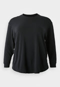 Schwarzes Langarm-T-Shirt aus weichem Stoff. Rundhals, überschnittene Schultern und eine lockere Passform mit einem leicht abgerundeten Saum.