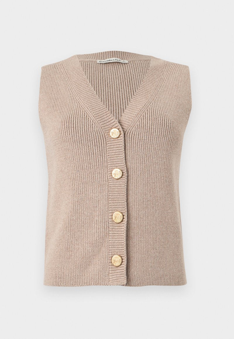 Beige ärmellose Strickweste mit Rippenmuster, V-Ausschnitt und fünf goldenen Zierknöpfen vorne.