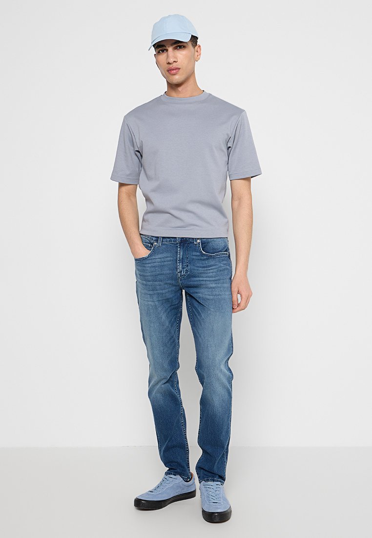 7 for all mankind