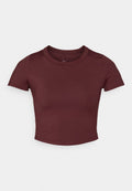 Bordeauxfarbene kurze T-Shirt aus glattem Stretchstoff. Es hat kurze Ärmel und einen runden Ausschnitt, mit einem dezenten Logo auf der Brust.