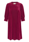 Fuchsia Samtkleid mit vertikalen Streifen, rundem Ausschnitt und dreiviertellangen puffärmel. Weiche Textur und knielanger Abschluss.