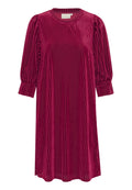 Fuchsia Samtkleid mit vertikalen Streifen, rundem Ausschnitt und dreiviertellangen puffärmel. Weiche Textur und knielanger Abschluss.