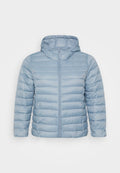 Hellblau, gepolsterte Jacke mit Kapuze. Sie verfügt über horizontale Steppungen, einen durchgehenden Reißverschluss und eine glatte, glänzende Stoffoberfläche.