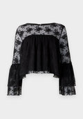 Schwarze Bluse mit langen Glockenärmeln, ausgestattet mit einem strukturierten gerippten Oberteil und einem transparenten floralen Spitzenüberzug. Gerundeter Ausschnitt und Knopfverschluss hinten.