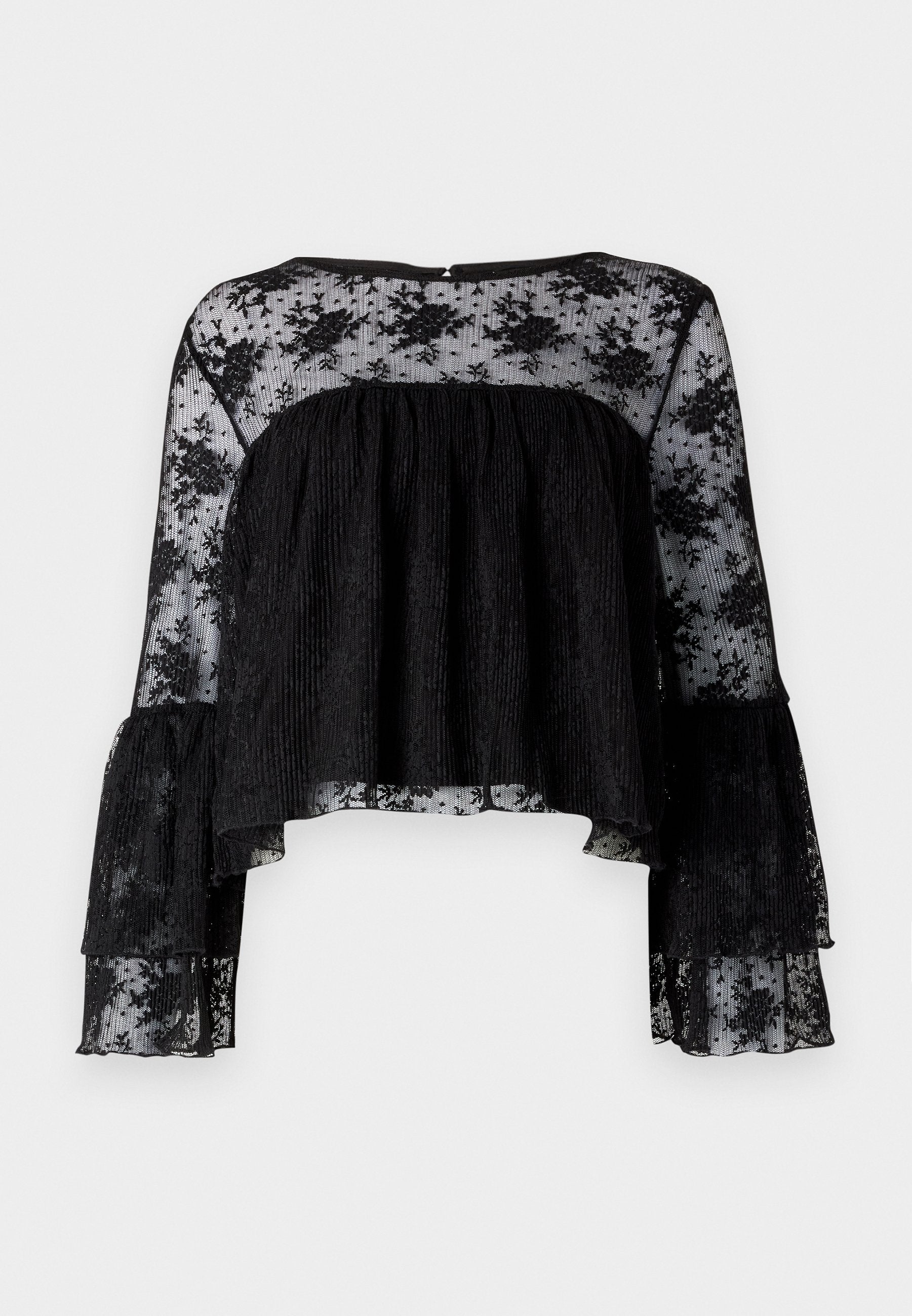 Schwarze Bluse mit langen Glockenärmeln, ausgestattet mit einem strukturierten gerippten Oberteil und einem transparenten floralen Spitzenüberzug. Gerundeter Ausschnitt und Knopfverschluss hinten.