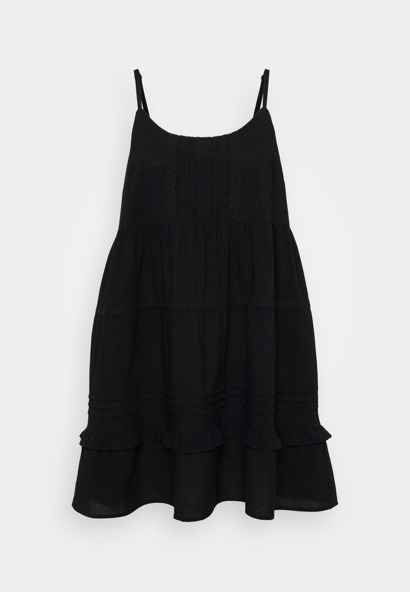 Schwarzes ärmelloses Kleid mit ausgestellter Silhouette, strukturiertem Oberteil, Rüschensaum und Spitzenverzierungen. Hergestellt aus leichtem Stoff.