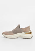 Beiger Slip-on-Sportschuh mit Mesh-Obermaterial, dicker weißer Sohle und goldenem Akzent an der Ferse für lässigen und sportlichen Gebrauch.