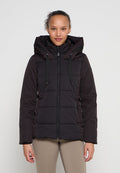 Schwarze gesteppte Jacke mit Kapuze, vorn mit Reißverschluss, mit Kordelzügen und strukturierter Stoffoberfläche. Seitentaschen erhöhen die Funktionalität.