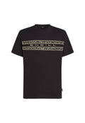 Schwarzes Baumwoll-T-Shirt mit einem horizontalen dekorativen Streifen mit Blumenmuster und Markentext in kontrastierenden Farben auf der Brust.