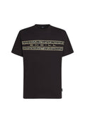 Schwarzes Baumwoll-T-Shirt mit einem horizontalen dekorativen Streifen mit Blumenmuster und Markentext in kontrastierenden Farben auf der Brust.