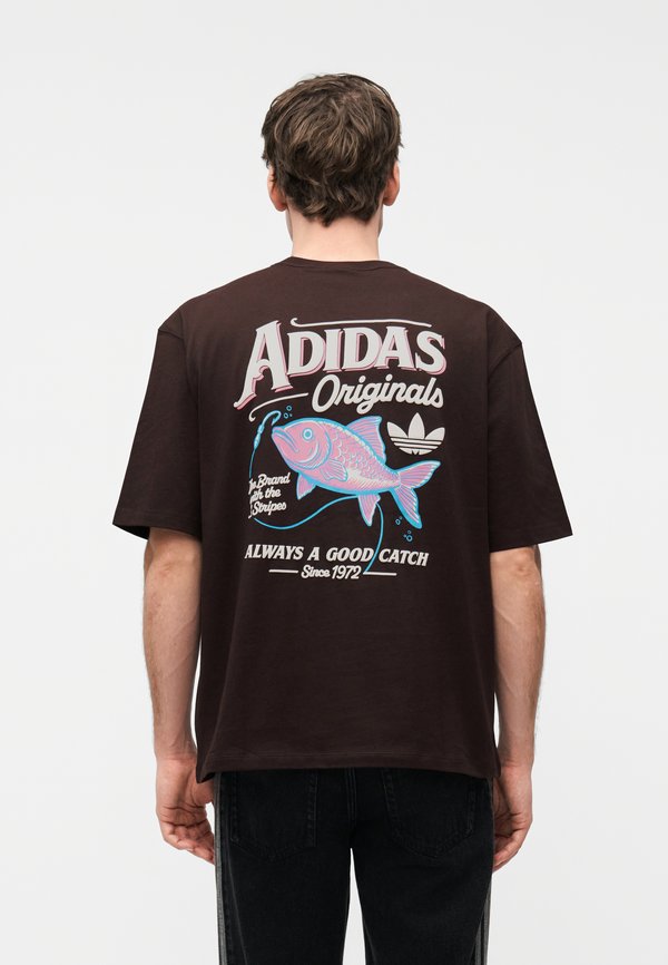 adidas Originals FISHING CLUB UNISEX - Print T-shirt - aurora coffee