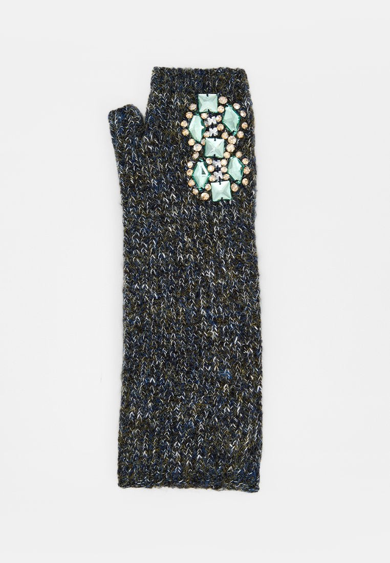 Langer gestrickter fingerloser Handschuh in dunkelblauen und grauen Tönen mit einem Cluster aus hellgrünen und goldenen Schmucksteinen nahe dem Handgelenk.