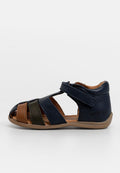 Marineblaue Leder-Sandalette mit braunen und grünen Akzenten, offenes Zehendesign, Klettverschluss und flexibler Gummisohle, geeignet für den lässigen Alltag.