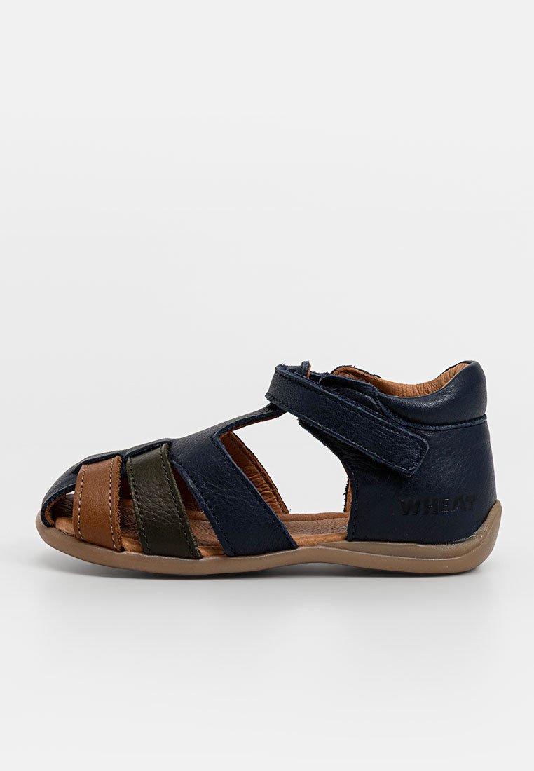 Marineblaue Leder-Sandalette mit braunen und grünen Akzenten, offenes Zehendesign, Klettverschluss und flexibler Gummisohle, geeignet für den lässigen Alltag.