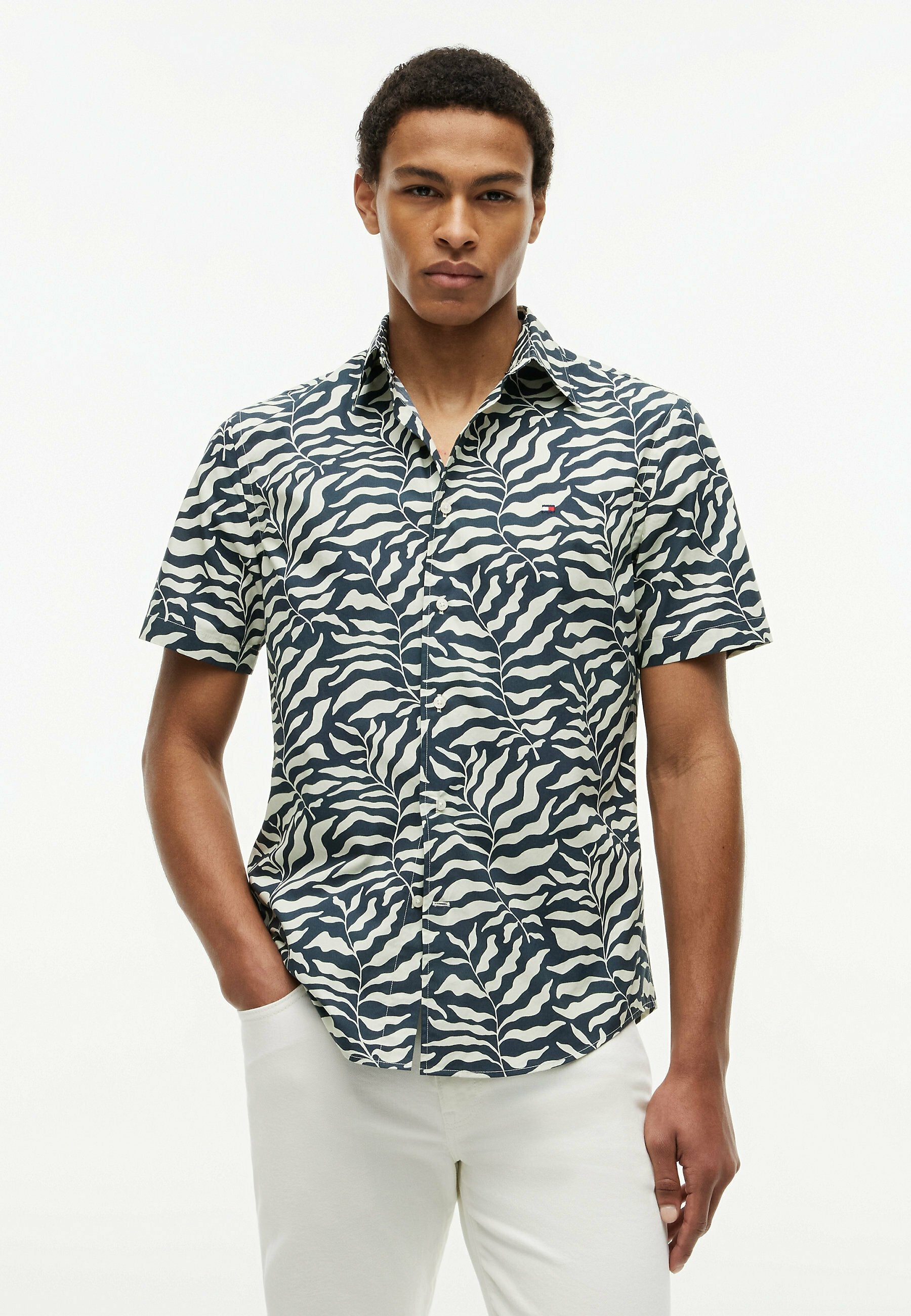 REGULAR FIT TOUCH SHORT SLEEVE Media 2
