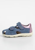 Blaue Wildlederschuhe für Kleinkinder mit pinken metallischen Akzenten, offenen Zehen und Seiten, verstellbaren Riemen und einer weißen Gummisohle.