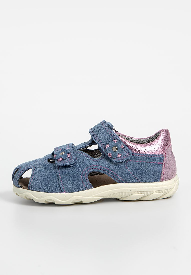 Blaue Wildlederschuhe für Kleinkinder mit pinken metallischen Akzenten, offenen Zehen und Seiten, verstellbaren Riemen und einer weißen Gummisohle.