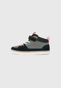 Hochformat Sneaker aus schwarzem und grauem Wildleder, ausgestattet mit einem Klettverschluss, weißen Schnürsenkeln, roten Akzenten und einer Gummisohle mit einem kontrastierenden Rand.