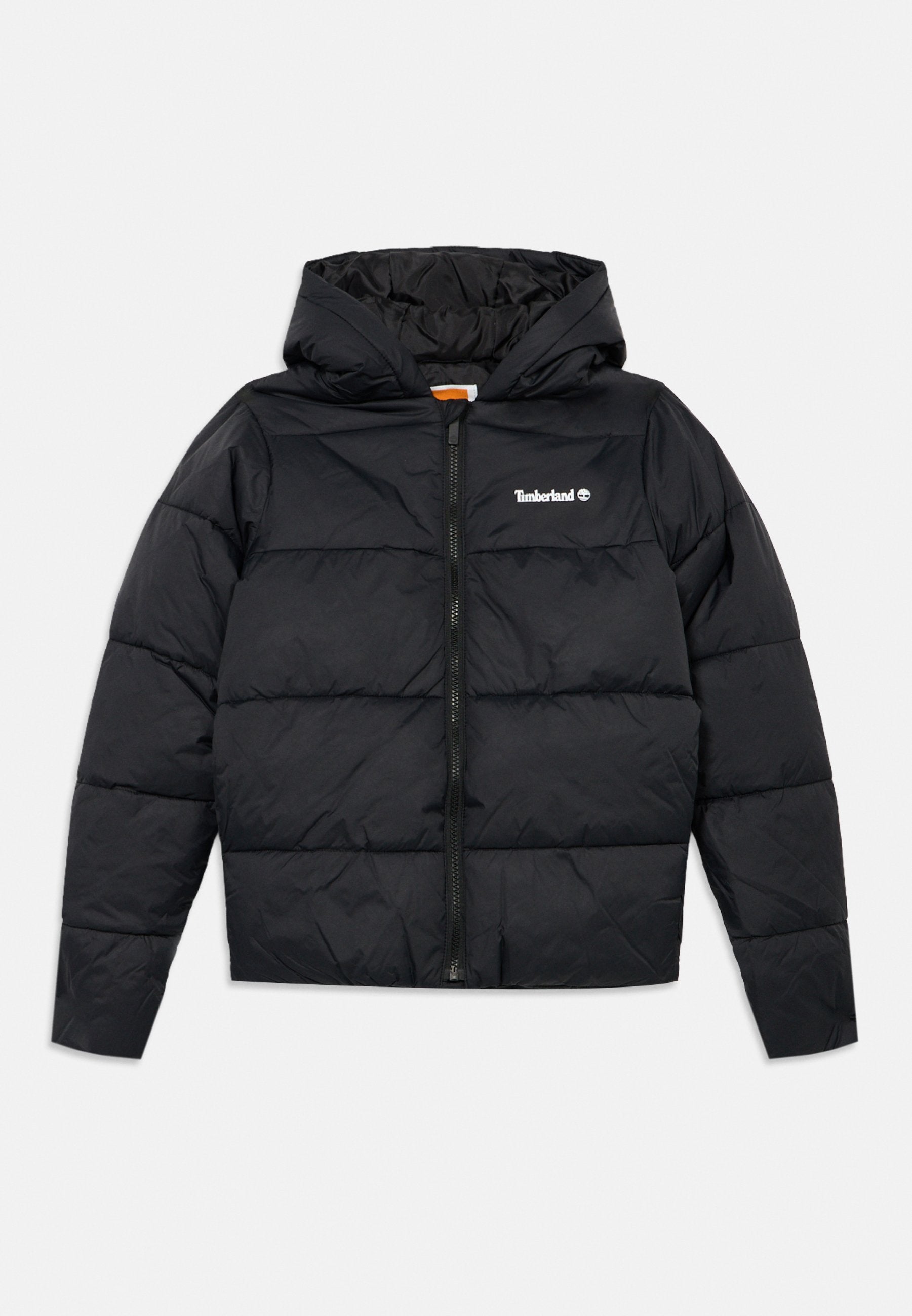 Schwarze gesteppte Jacke mit Kapuze, vorne mit Reißverschluss, Timberland-Logo auf der Brust und gestepptem Muster zur Isolierung.
