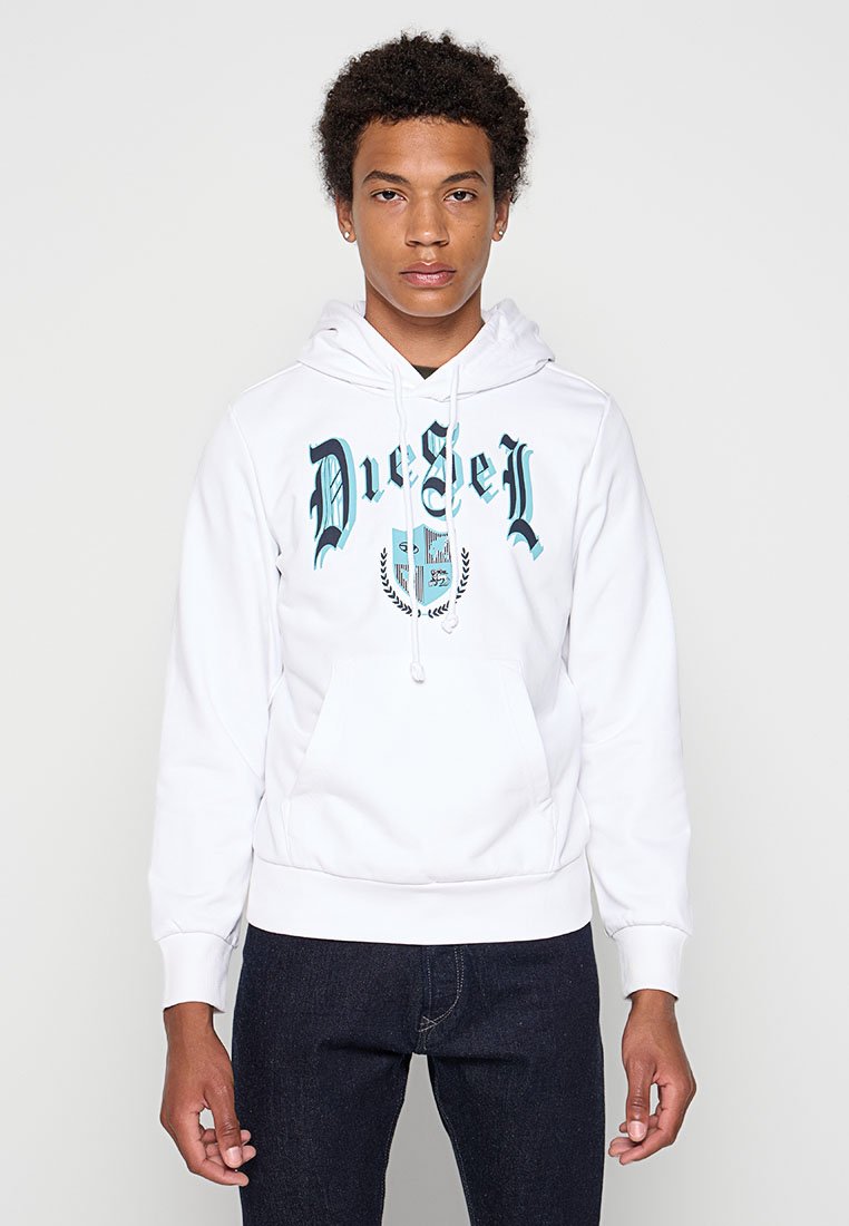 Weißer Hoodie mit einer vorderen Kängurutasche, ausgestattet mit einem türkisfarbenen Logo und verschnörkeltem schwarzem Text. Hergestellt aus glattem Stoff mit einer Kapuze mit Kordelzug.