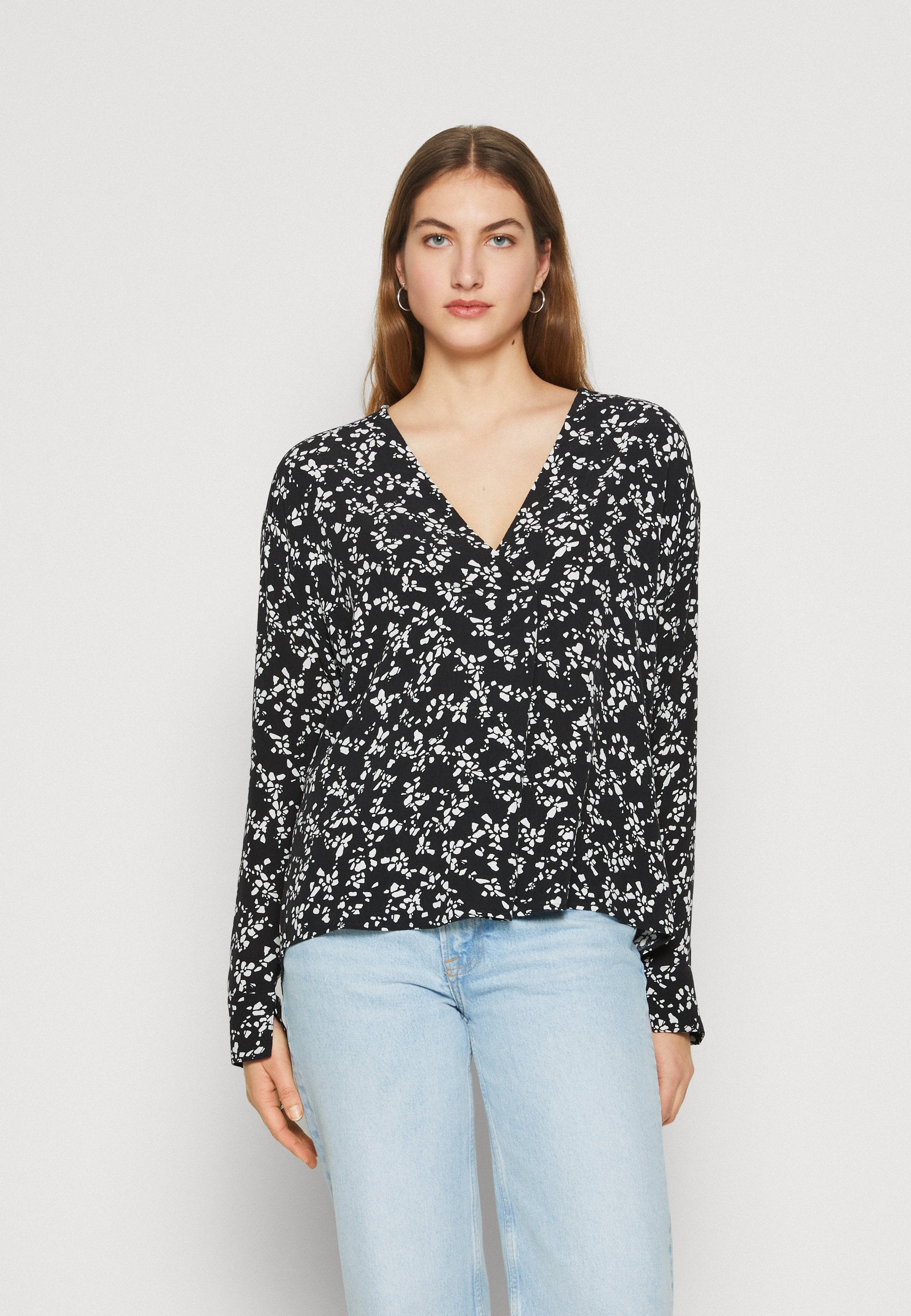 V-NECK Media 4