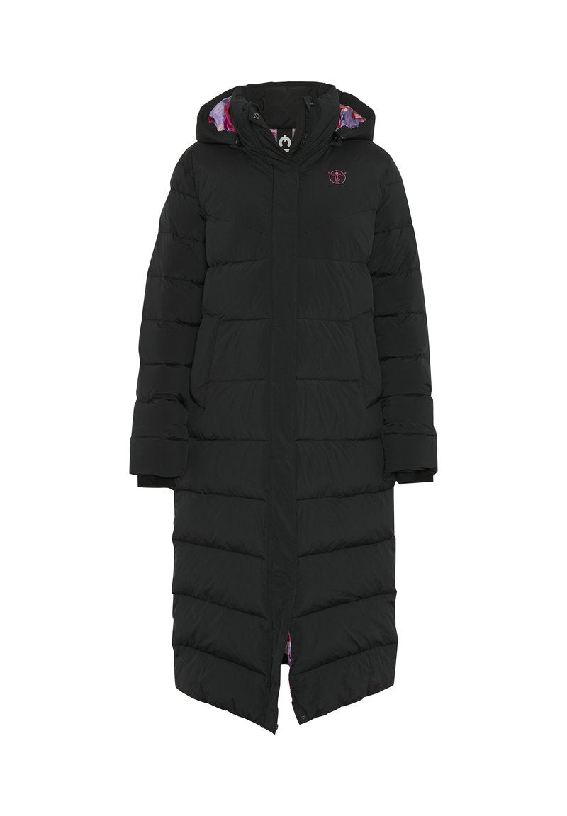 Langer schwarzer Puffermantel mit Kapuze, ausgestattet mit einem Futter in pink-violetter Musterung, horizontalen Nähten und seitlichen Taschen.