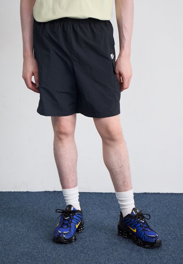 Nike Sportswear CLUB UTILITY  - Shorts - black/white