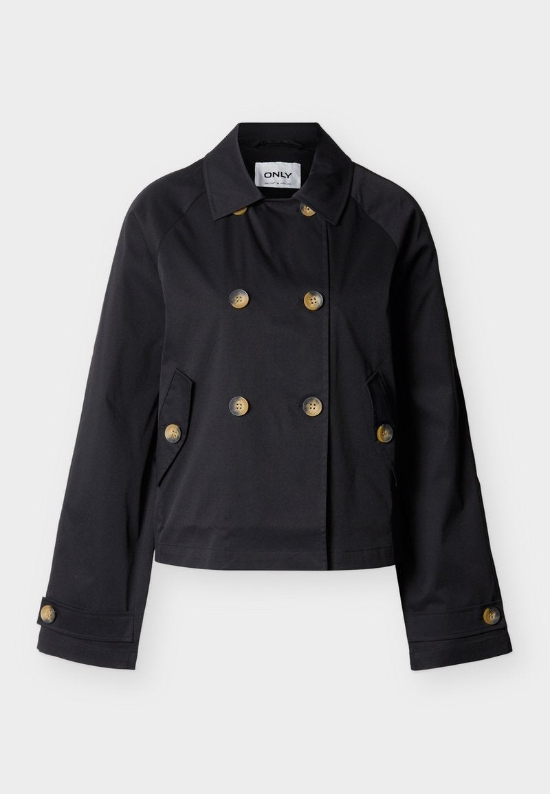 Schwarze, zweireihige, kurz geschnittene Jacke mit weitem Kragen, sechs braunen Knöpfen, seitlichen Pattentaschen und knöpfbaren Ärmelbündchen.