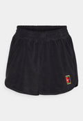 Schwarze Terrycloth-Sportshorts mit elastischem Bund, Seitentaschen und einem kleinen rechteckigen, mehrfarbigen Logo-Patch auf der rechten Vorderseite.