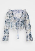 Blumenmuster Bluse mit langen Ärmeln aus durchscheinendem Stoff, mit Rüschenausschnitt, Bindeband und Glockenärmeln in sanften Blau- und Weißtönen.