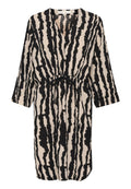 Beige Kleid mit kurzen Ärmeln und auffälligem schwarzen Pinselstrichmuster. Verfügt über einen Bindegürtel in der Taille und einen V-Ausschnitt. Leichter Stoff.