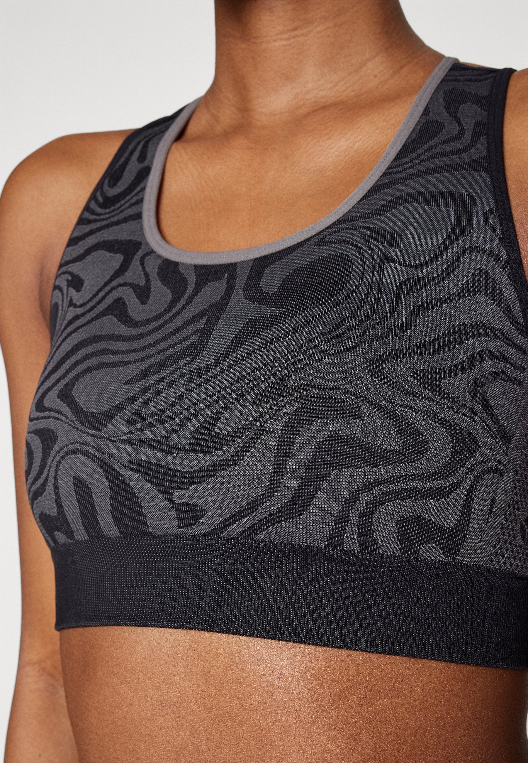 Even&Odd active MEDIUM SUPPORT SPORTS BRA WITH SPAGHETTI CROSS BACK STRAPS