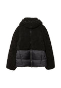Steppjacke mit einem schwarzen, flauschigen oberen Teil aus strukturiertem Stoff und einem glatten, schwarzen gesteppte unteren Abschnitt. Inklusive verstellbarer Kapuze.